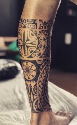  Tatouage maori, polynésien sur le mollet d'un homme